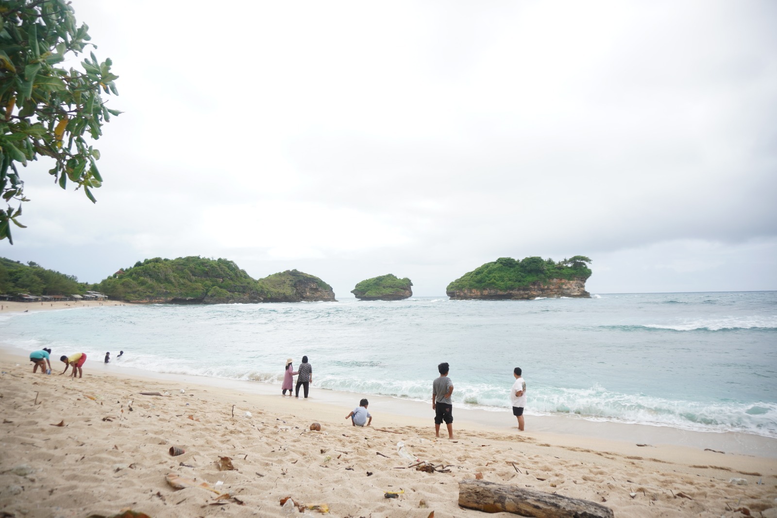 BERLIBUR: Wisatawan memadati destinasi pantai di Pacitan selama libur Natal dan Tahun Baru 2025/2026, mendorong lonjakan kunjungan pariwisata. NUR CAHYONO/RADAR PACITAN