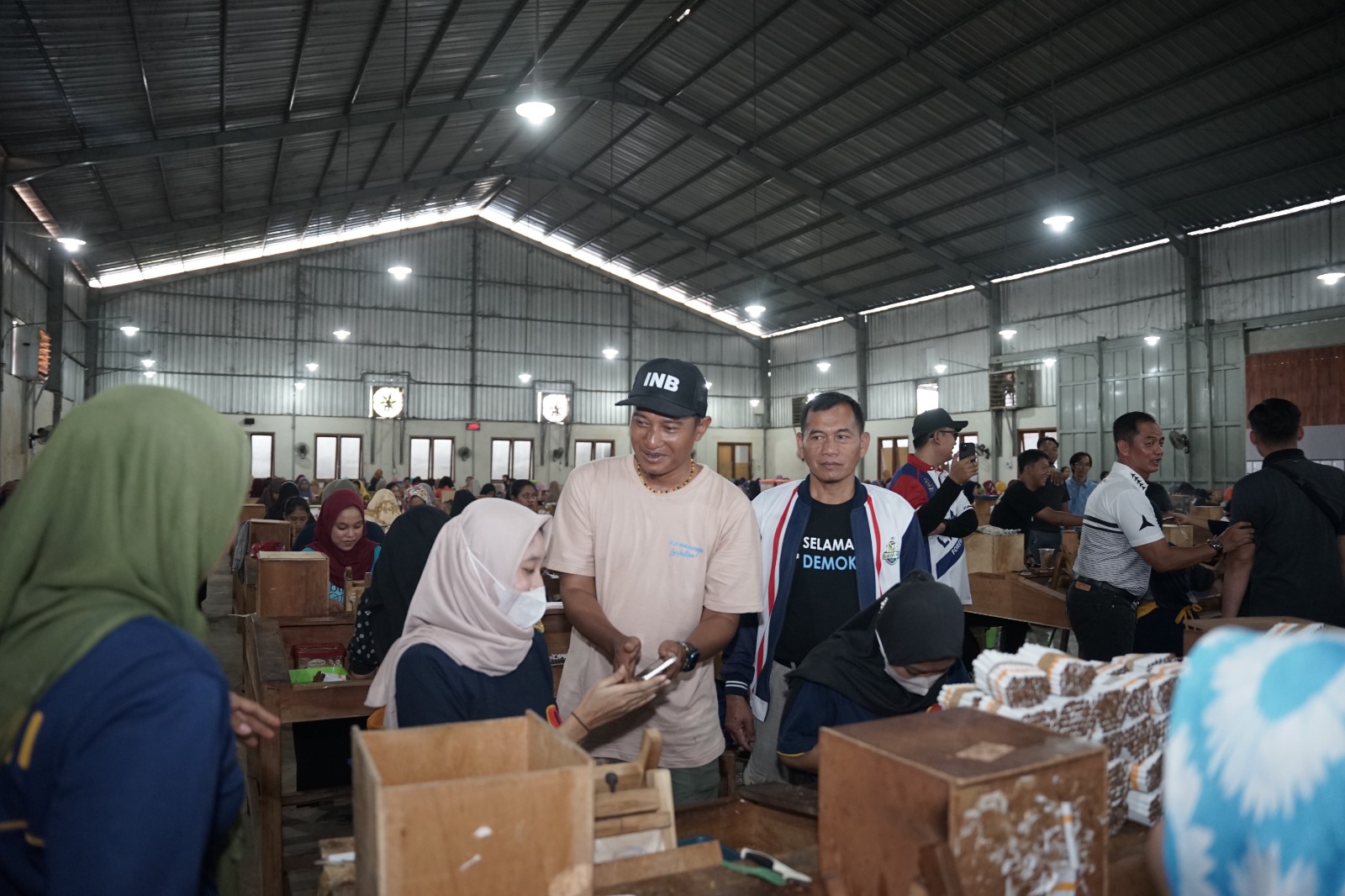 AKTIVITAS BURUH: Bupati Pacitan Indrata Nur Bayuaji meninjau aktivitas buruh di salah satu pabrik, di tengah pemberlakuan UMK Pacitan 2026 sebesar Rp 2,5 juta lebih. FOTO: PROKOPIM