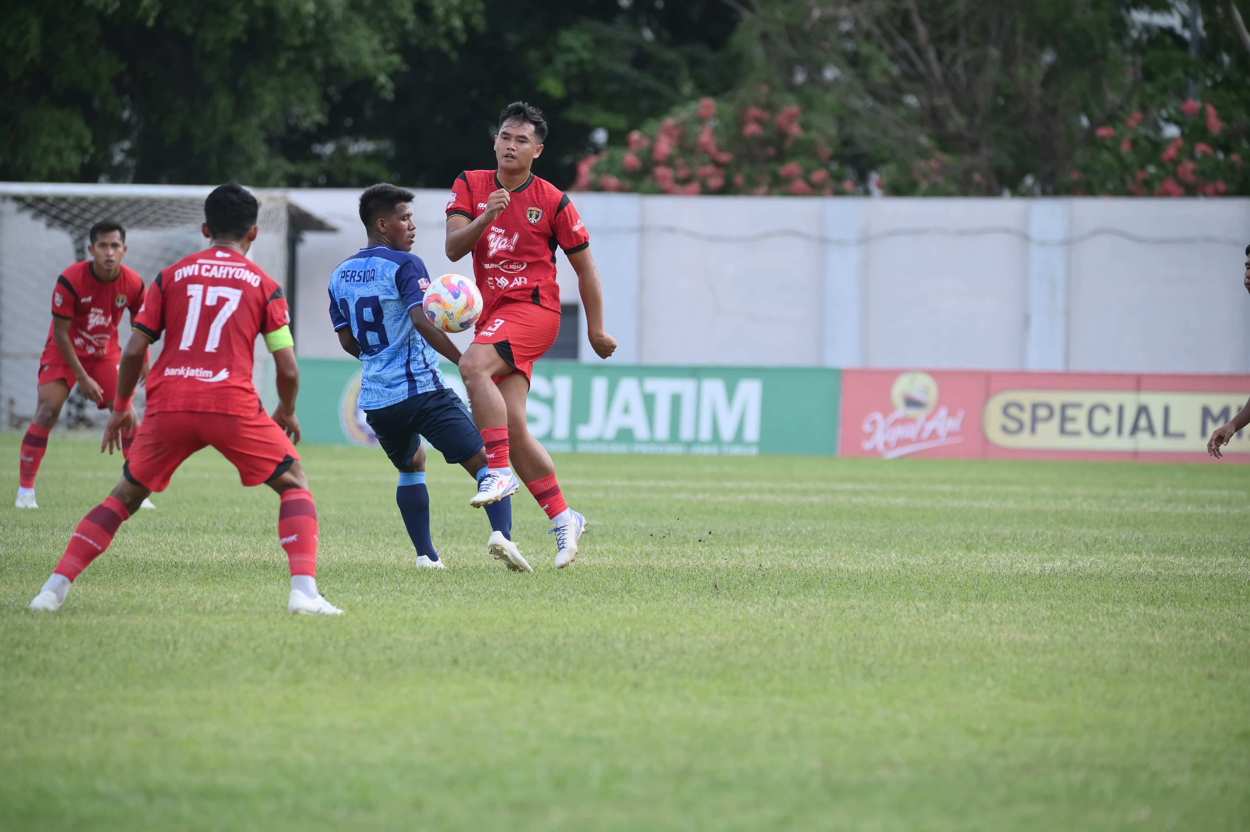 LAGA PANAS: Duel Persinga Ngawi kontra Persida Sidoarjo di Stadion Jenggolo diwarnai kericuhan dan drama bola mati yang berujung kekalahan Laskar Alas Ketonggo 1-2. FOTO: ISTIMEWA
