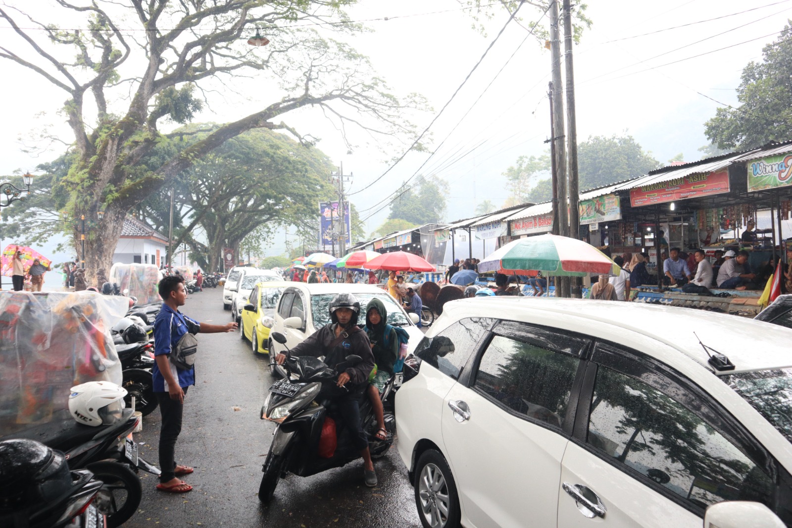 PADAT MERAYAP: Ratusan kendaraan memadati kawasan wisata Telaga Ngebel saat libur panjang Natal dan Tahun Baru, memicu keluhan wisatawan soal parkir berulang. SUGENG DWI N/RADAR PONOROGO