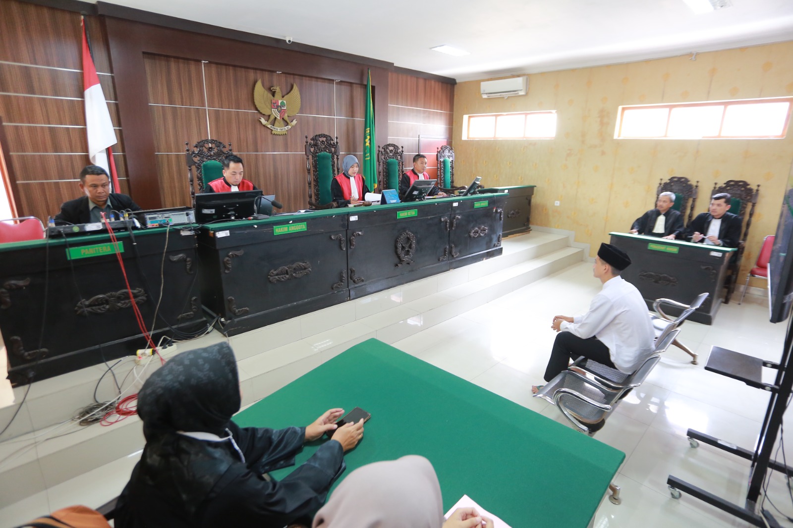 SIDANG PIDANA: Terdakwa kasus pelemparan bom molotov saat aksi demonstrasi di DPRD Kota Madiun mengajukan pleidoi dan meminta dibebaskan dalam sidang di PN Kota Madiun, Rabu (7/1).