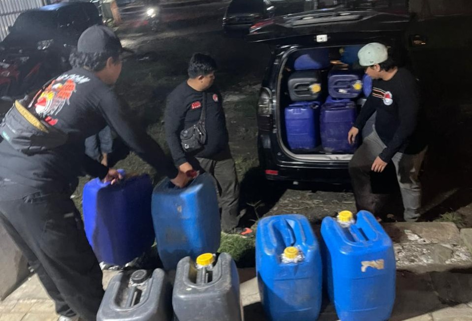 TANGKAP TANGAN: Polisi mengamankan ratusan liter arak Jawa yang dimuat dalam mobil Avanza dan siap diedarkan di sebuah kafe di Kota Madiun. FOTO: ISTIMEWA