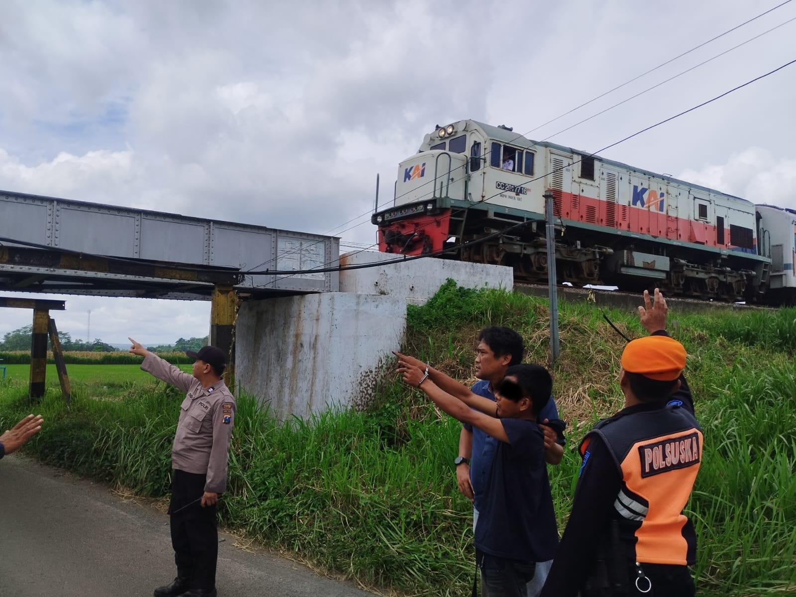 BAUT REL DICURI: Petugas KAI melakukan pemeriksaan jalur rel di Blitar usai ditemukan pencurian baut penambat yang berpotensi membahayakan keselamatan perjalanan kereta api. FOTO: HUMAS KAI DAOP 7