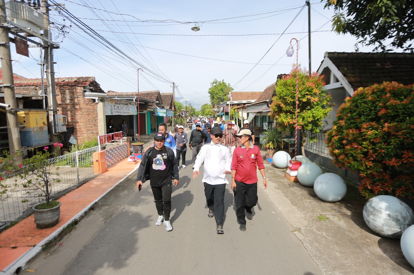 JALAN PAGI: Wali Kota Madiun Maidi meninjau langsung kondisi jalan lingkungan dan TPS hasil usulan musrenbang di wilayah Mangunharjo, kemarin (7/1). BAGAS BIMANTARA/RADAR MADIUN