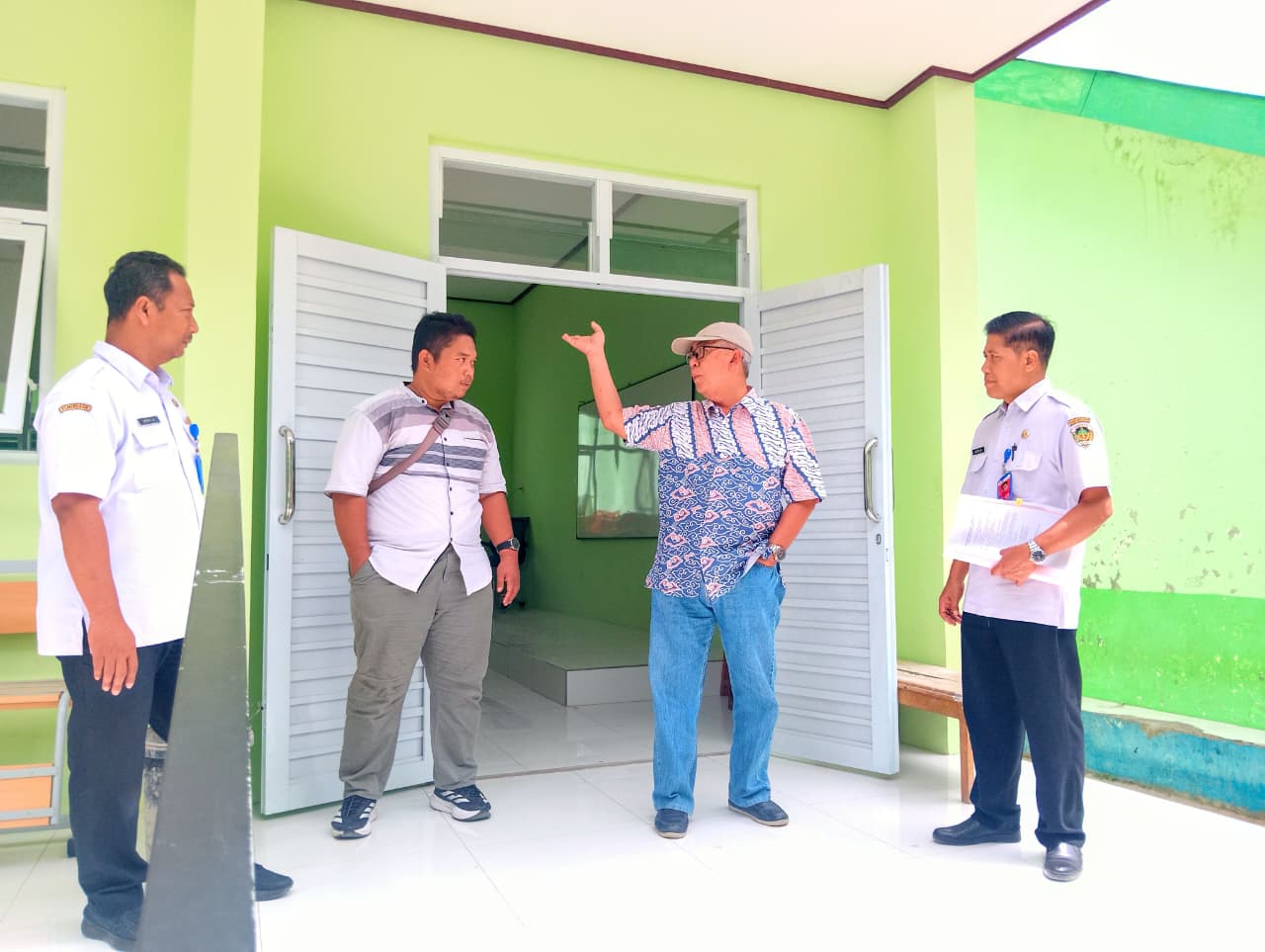 TURUN GUNUNG: Komisi D DPRD Kabupaten Madiun meninjau langsung proyek rehabilitasi gedung SMP negeri untuk memastikan kualitas bangunan sesuai kontrak. LODITYA FERNANDES/RADAR MADIUN