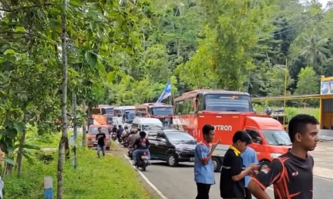 LUMPUH: Truk tronton bermuatan semen membentang di badan Jalan Pacitan&ndash;Solo, menyebabkan kemacetan panjang di kawasan Punung.