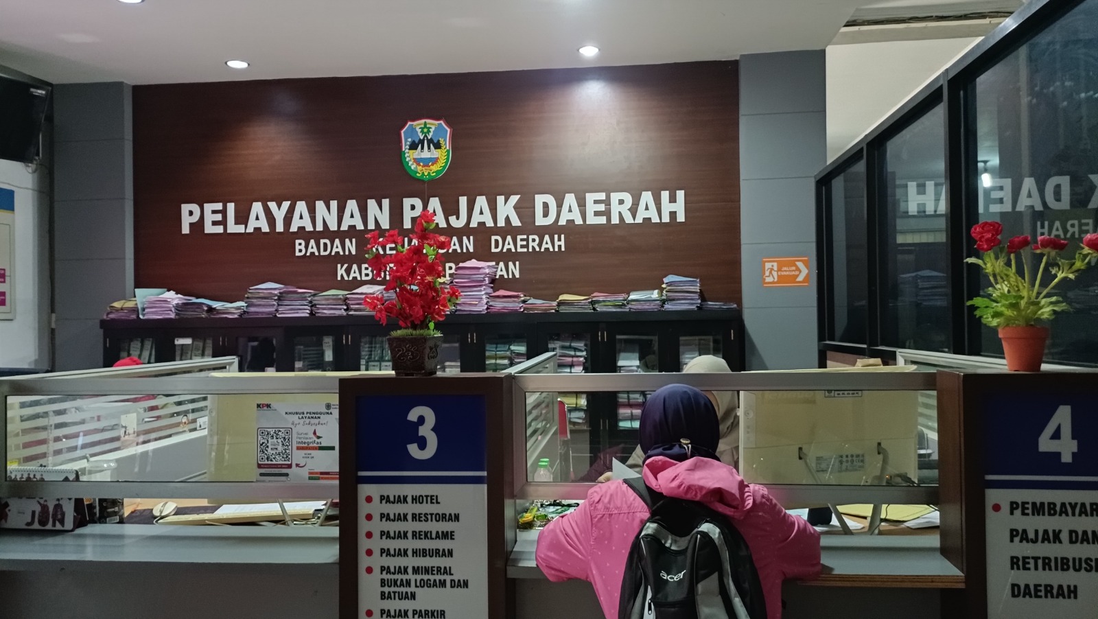 TERKAIT PAD: Suasana layanan di kantor BKD Pacitan. Target penerimaan PBB-P2 2025 belum terpenuhi akibat ribuan SPPT tak dibayar wajib pajak. NUR CAHYONO/RADAR PACITAN