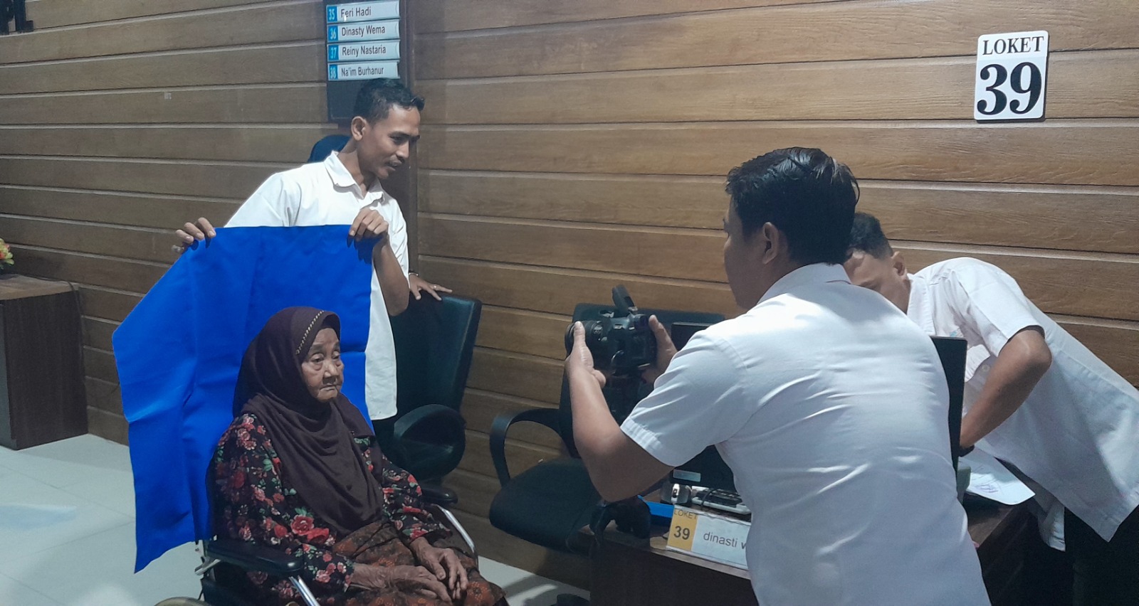 ADMINDUK: Warga lanjut usia di Ngawi melakukan perekaman e-KTP di Mal Pelayanan Publik. Permintaan meningkat usai libur Nataru, stok blangko dipastikan aman. ASEP SYAEFUL/RADAR NGAWI