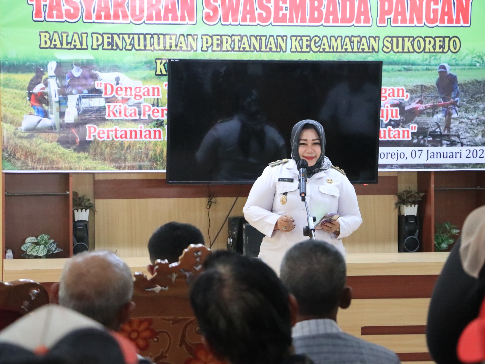 PETANI MODERN: Plt Bupati Ponorogo Lisdyarita memaparkan capaian produksi padi Ponorogo yang menembus lebih dari 500 ribu ton per tahun. SUGENG DWI N/RADAR PONOROGO