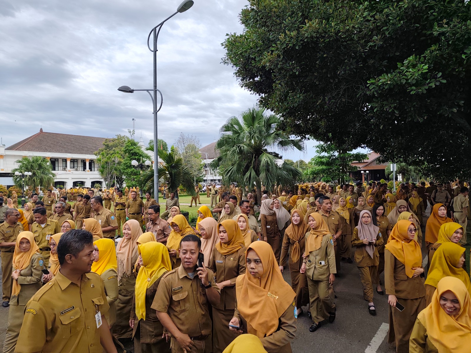 ABDI NEGARA: ASN di lingkungan Pemkab Ponorogo tetap masuk kerja meski pencairan gaji Januari 2026 sempat tertunda akibat libur panjang.