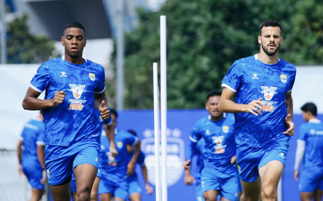 Skuad Persib sedang latihan.