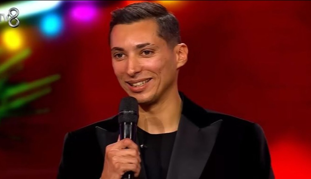 Debutan MotoGP 2026 Toprak Razgatlioglu tampil mengejutkan di O Ses Turkiye, ajang The Voice versi Turki.