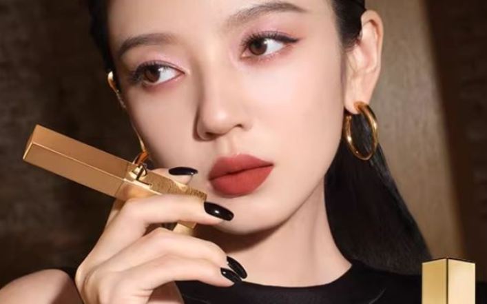 Ilustrasi lipstik YSL untuk bibir hitam.