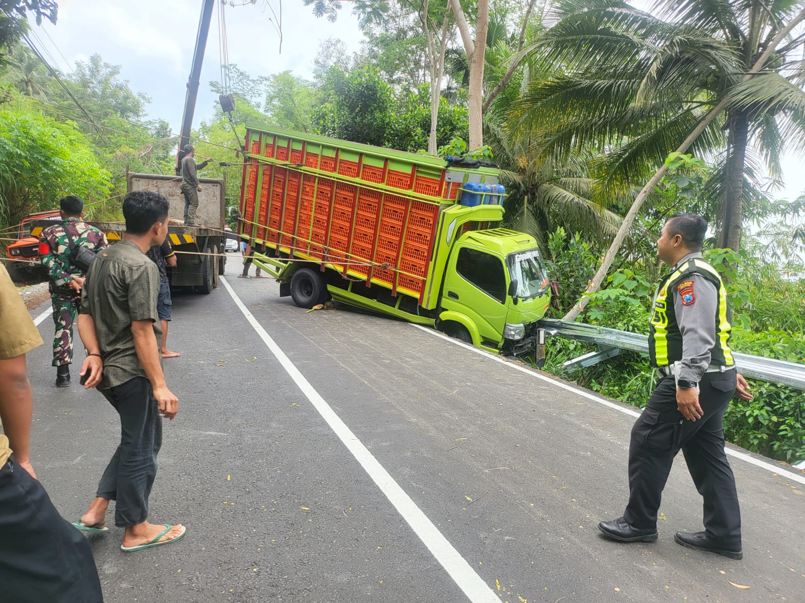 RAWAN: Truk Hino nyungsep di jalur alternatif Pacitan&ndash;Solo, Desa Sedeng, Pacitan. Polisi mengingatkan pengendara waspada dan hindari microsleep saat melintas jalur turunan. NUR CAHYONO/RADAR PACITAN