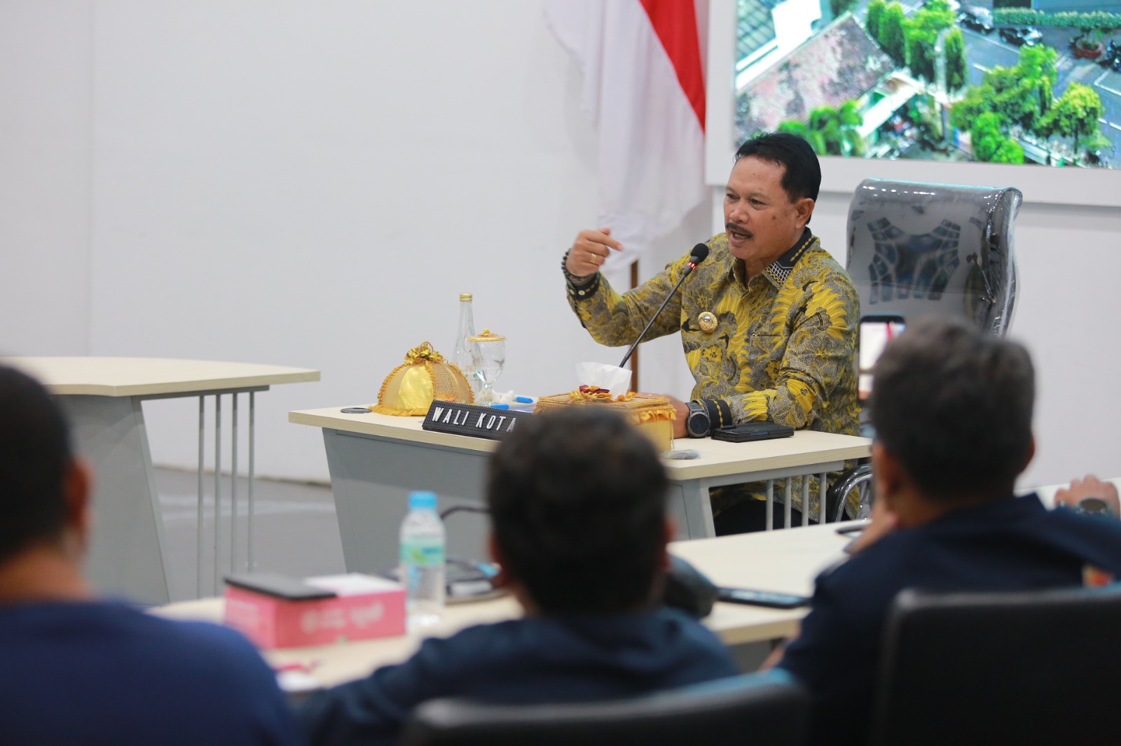 Wali Kota Madiun Maidi memimpin rapat koordinasi penataan kabel dan tiang jaringan di GCIO. Pemkot membatasi satu titik maksimal dua tiang demi menjaga estetika kota. BAGAS BIMANTARA/RADAR MADIUN