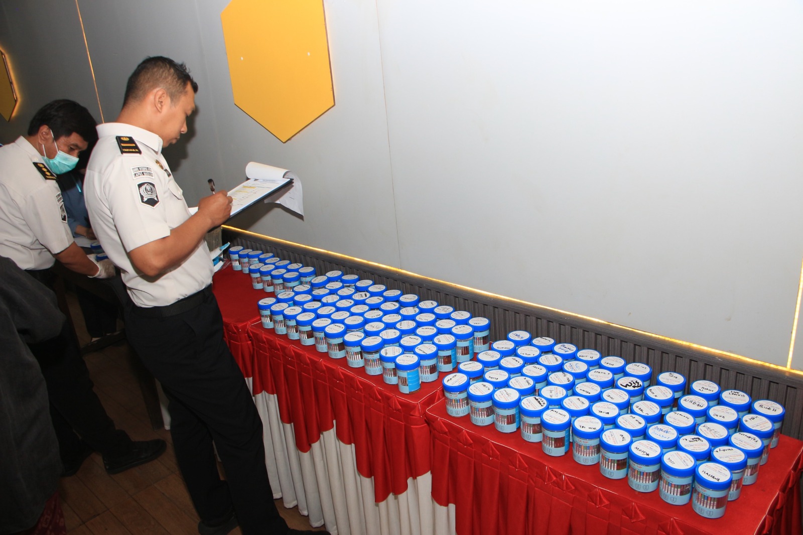 CATAT: Petugas mencermati hasil tes urine pegawai dan warga binaan dalam pemeriksaan mendadak di Lapas Kelas I Madiun, Kamis (8/1), sebagai upaya menjaga lapas bersih dari narkoba.