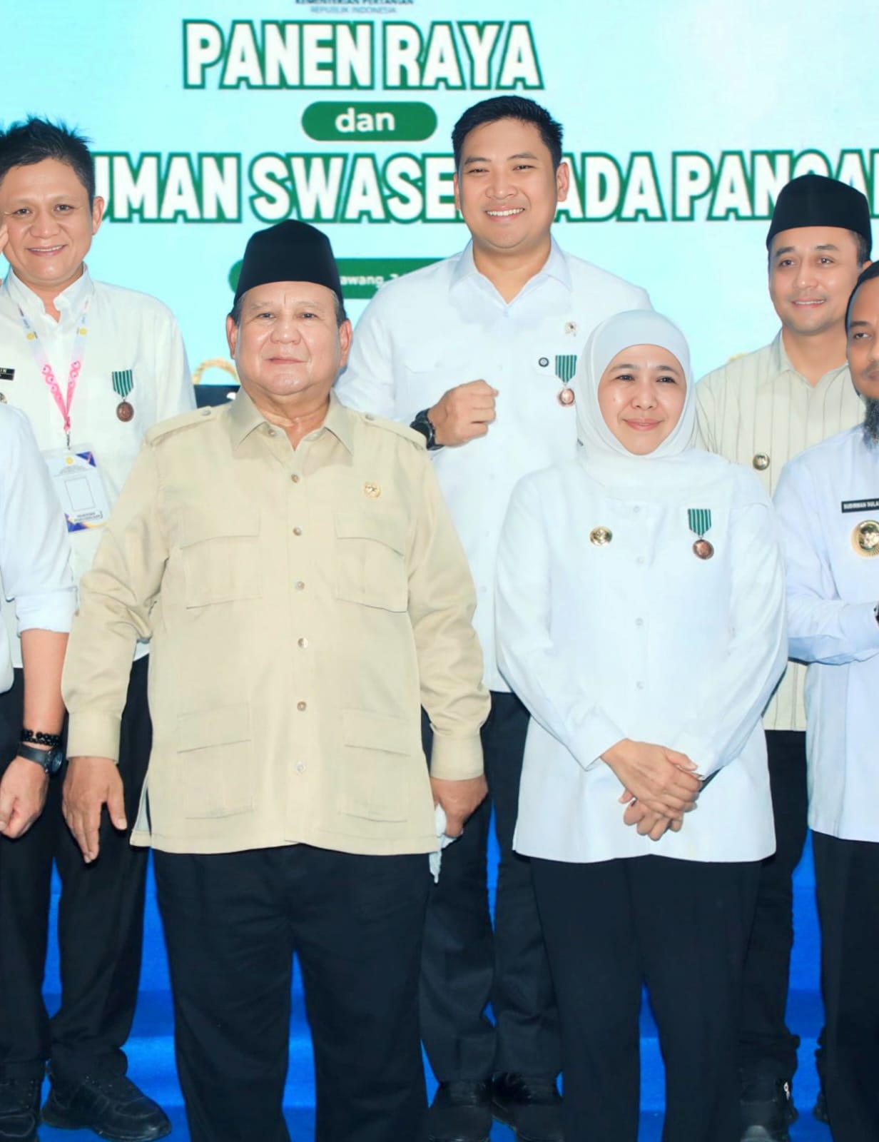 Gubernur Jawa Timur Khofifah Indar Parawamsa menerima Satyalancana Wira Karya dari Presiden Prabowo.