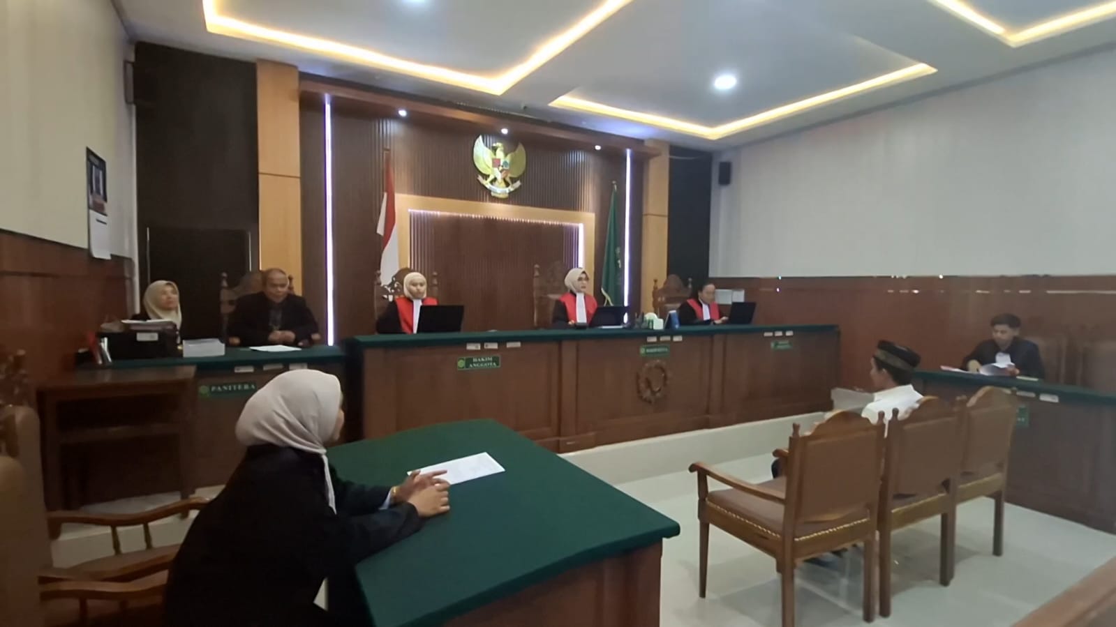 MEJA HIJAU: Terdakwa Darwanto menjalani sidang pleidoi perkara kepemilikan Landak Jawa di Pengadilan Negeri Kabupaten Madiun, Kamis (8/1). DIAN RAHAYU/RADAR MADIUN