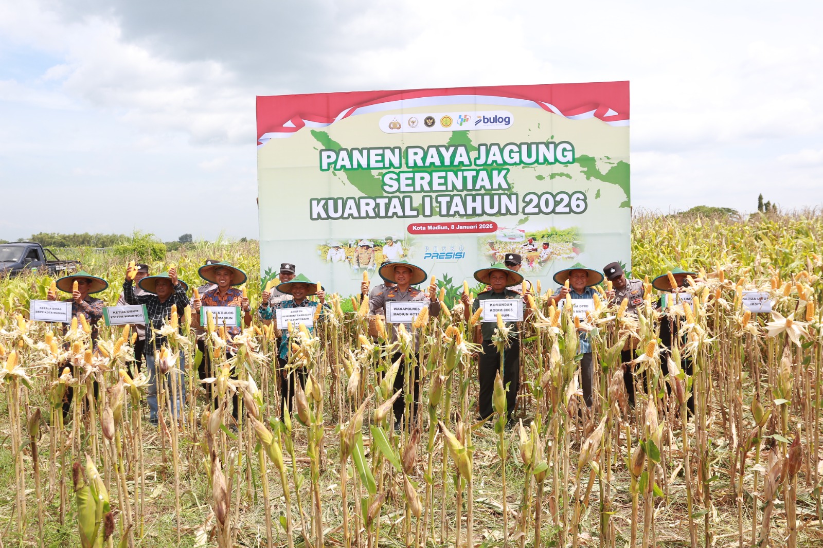 PANEN RAYA: Wakapolres Madiun Kota bersama TNI, pemkot, DPRD, dan Bulog memanen jagung hibrida di Kelurahan Nambangan Lor, Kamis (8/1). BAGAS BIMANTARA/RADAR MADIUN