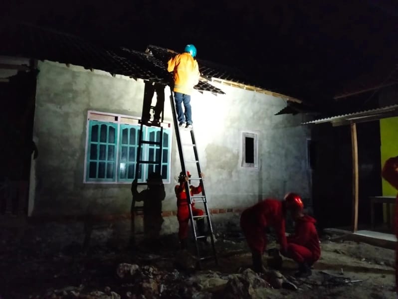 HATI-HATI: Petugas damkar mengevakuasi sarang tawon vespa berukuran jumbo di Desa Watukarung, Kecamatan Pringkuku, Pacitan, Rabu malam (7/1). FOTO: DAMKAR PACITAN