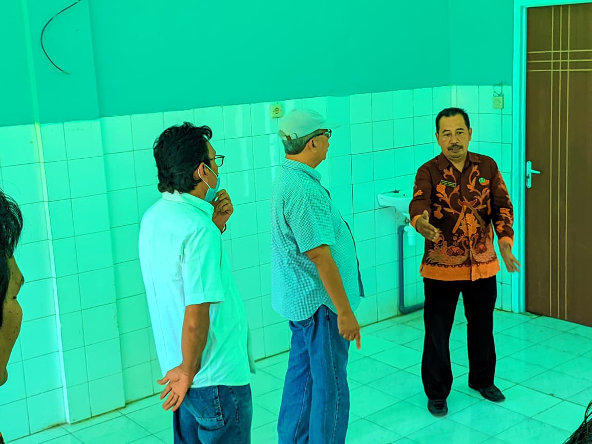 CEK: Komisi D DPRD Kabupaten Madiun melakukan inspeksi mendadak pembangunan dan rehabilitasi fasilitas di RSUD Caruban, kemarin (8/1). LODITYA FERNANDES/RADAR MADIUN