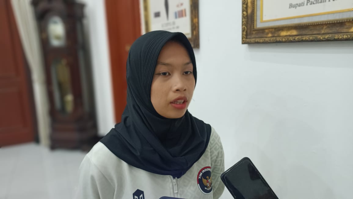 PULANG KAMPUNG: Lifter Pacitan Luluk Diana Tri Wijayana disambut di Pendapa Kabupaten Pacitan usai meraih emas SEA Games 2025 Thailand. NUR CAHYONO/RADAR PACITAN