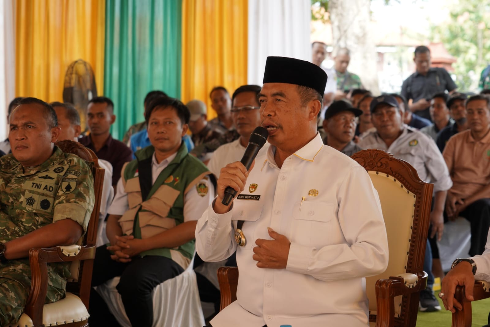 HADIR: Jajaran forkopimda Kabupaten Madiun mengikuti panen raya nasional yang dipimpin Presiden Prabowo Subianto secara daring di Puspem Caruban. FOTO: PROKOPIM PEMKAB MADIUN