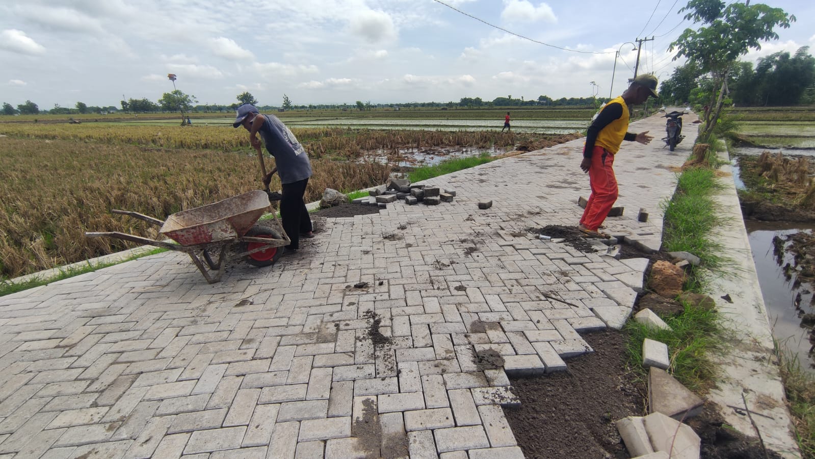 DESA MEMBANGUN: Program pembangunan infrastruktur desa di Ngawi tahun lalu. Alokasi Dana Desa 2026 turun drastis dibandingkan 2025 sehingga desa harus selektif tentukan prioritas. DOK RADAR NGAWI