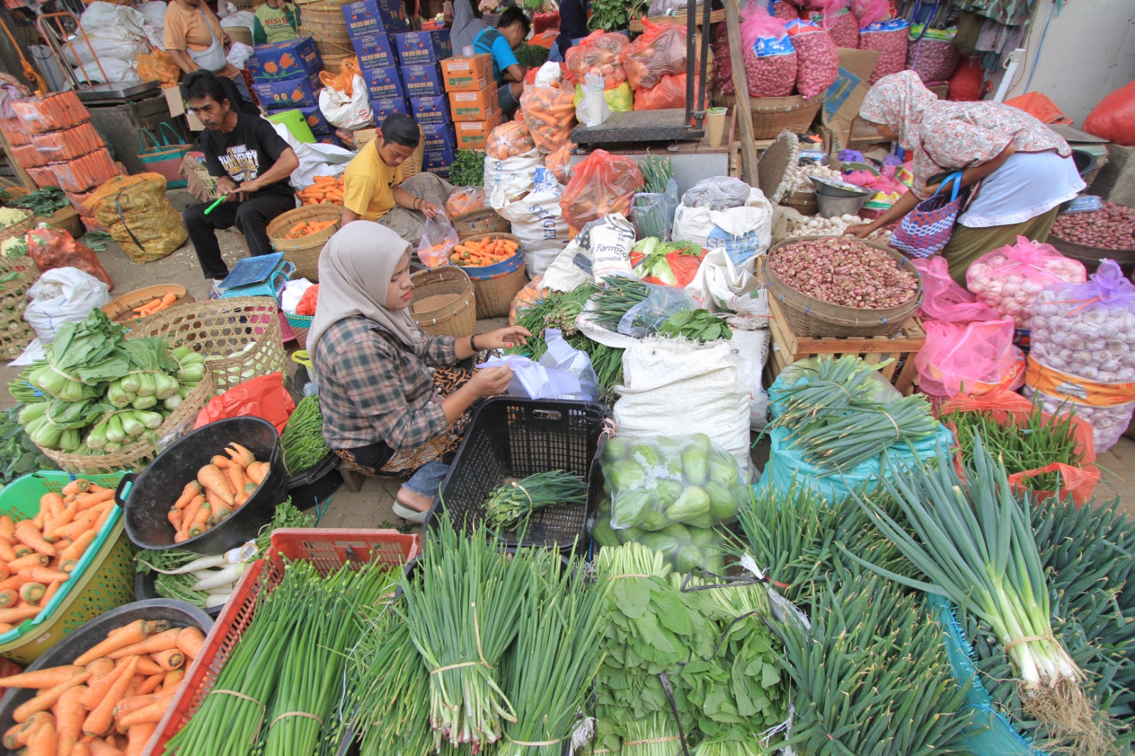 ANJLOK: Harga sayuran di pasar tradisional Magetan terjun bebas usai libur Nataru. Pedagang berharap Program Makan Bergizi Gratis segera berjalan kembali. AJI PUTRA/RADAR MAGETAN