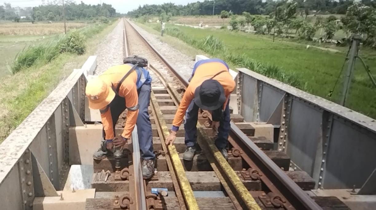 AMAN: Petugas KAI Daop 7 Madiun melakukan pengecekan dan perbaikan jalur rel setelah pencurian baut penambat di petak Blitar&ndash;Rejotangan. FOTO: HUMAS KAI DAOP 7 MADIUN