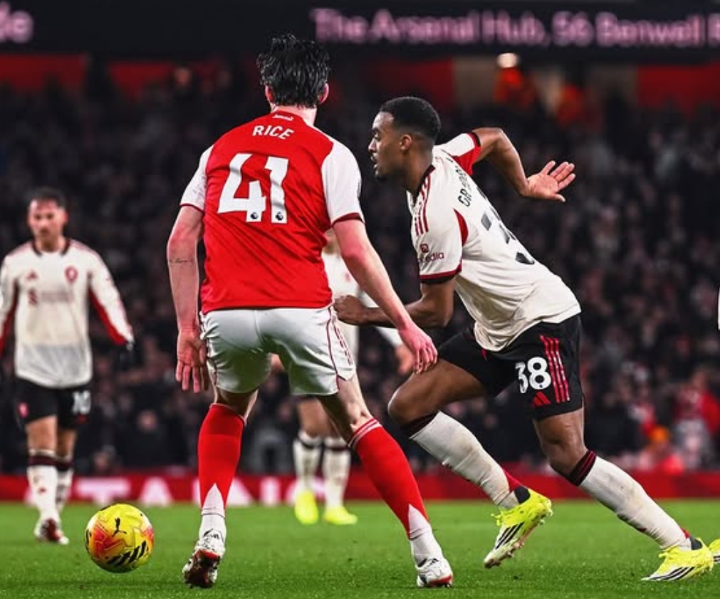 Declan Rice dengan Ryan Gravenberch di laga Arsenal vs Liverpool, dalam lanjutan Premier League.