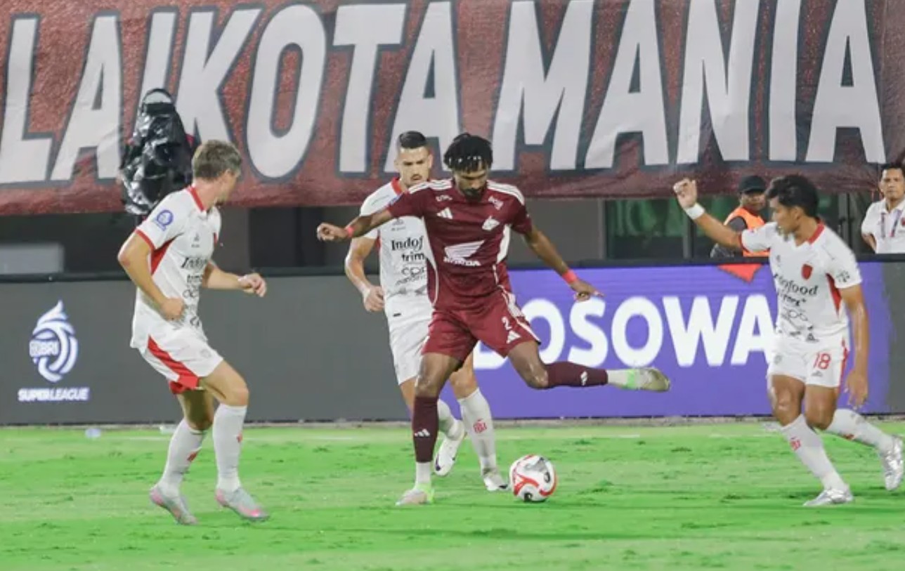 Aksi pemain PSM Makassar vs Bali United di lanjutan BRI Super League.