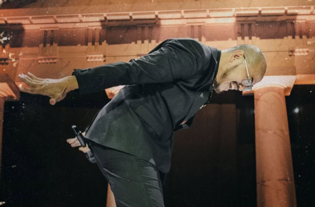 Komika Pandji Pragiwaksono dalam acara&nbsp;stand-up comedy&nbsp;bertajuk Mens Rea.