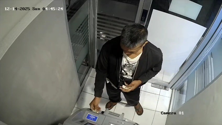 BUKTI TELAK: Rekaman CCTV menunjukkan aksi pelaku saat menarik uang tabungan tetangganya di mesin ATM. FOTO: ASEP SYAEFUL/RADAR NGAWI