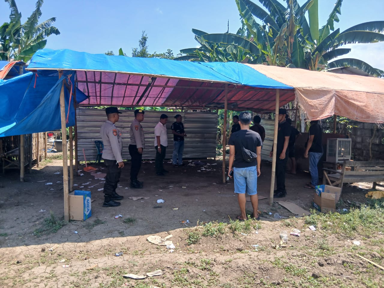 OPERASI: Satreskrim Polres Ponorogo menggerebek arena sabung ayam di Kecamatan Sukorejo dan mengamankan belasan orang yang diduga terlibat perjudian. SUGENG DWI N/RADAR PONOROGO