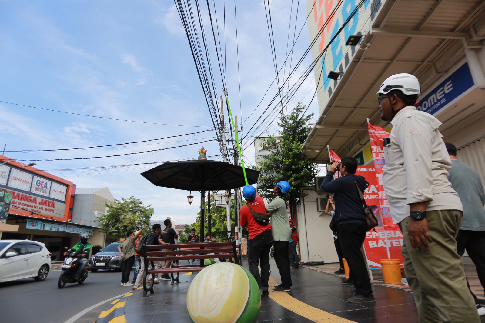 PENERTIBAN: Diskominfo Kota Madiun mulai merapikan dan memotong kabel jaringan internet milik provider yang semrawut di Jalan Panglima Sudirman, kemarin (9/1). BAGAS BIMANTARA/RADAR MADIUN