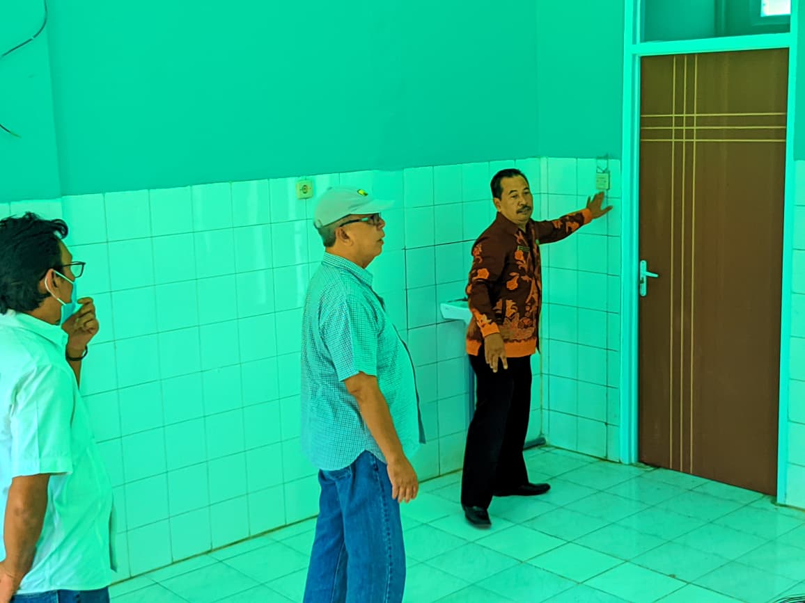 CEK PROYEK: Anggota Komisi D DPRD Kabupaten Madiun meninjau gedung linen hasil pembangunan tahun 2025 di RSUD Dolopo, kemarin. LODITYA FERNANDES/RADAR MADIUN