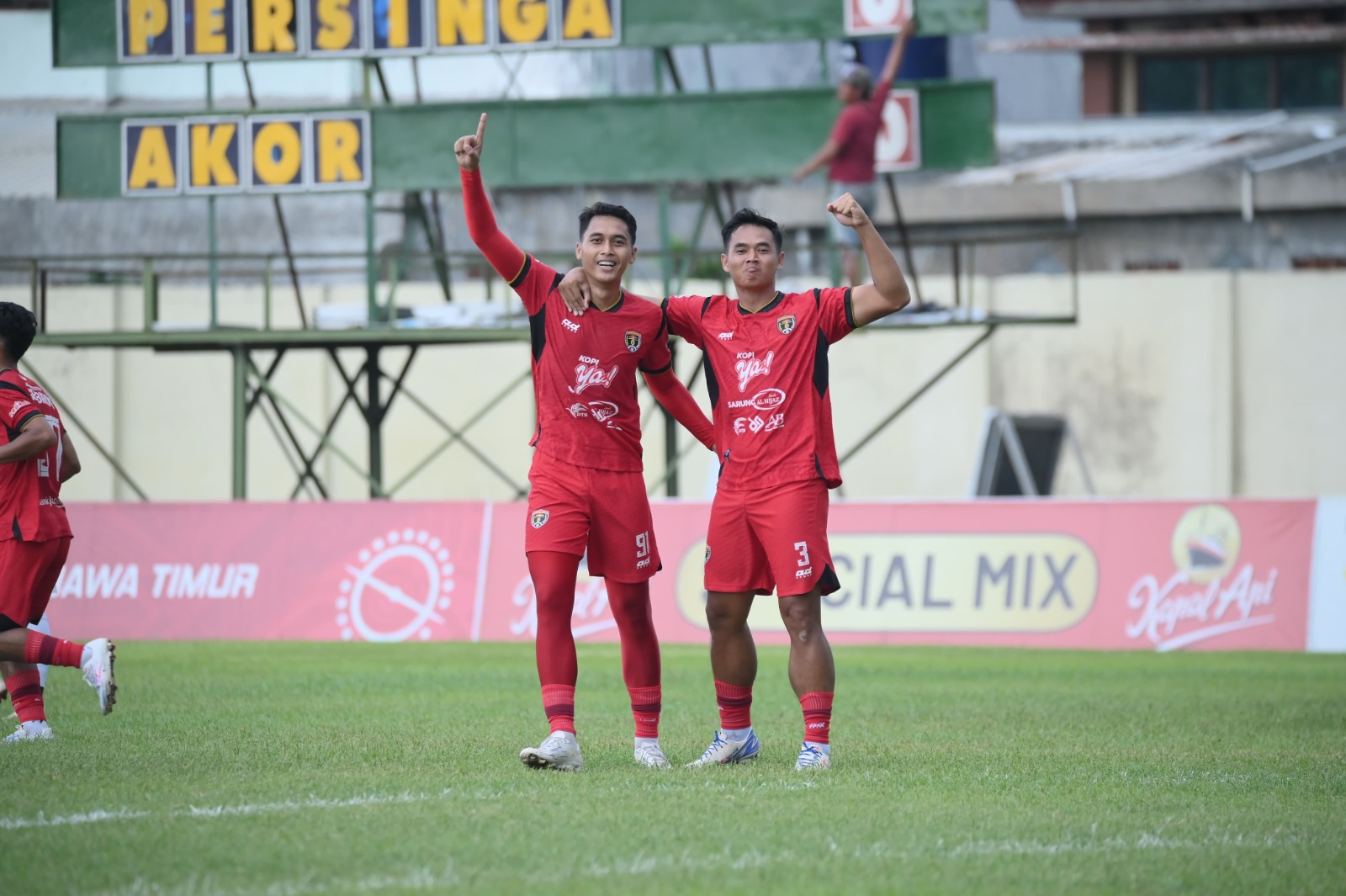 HORE: Pemain Persinga Ngawi merayakan kemenangan telak 4-0 atas Akor FC Jombang yang memastikan tiket babak 16 besar Liga 4 Jawa Timur 2025.