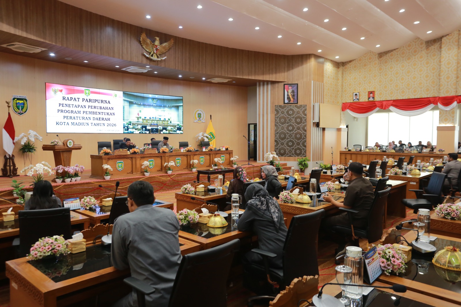 HARMONISASI: Wakil Ketua DPRD Kota Madiun Istono bersama Wali Kota Maidi menyepakati perubahan tiga Propemperda inisiatif DPRD dalam rapat paripurna, kemarin (9/1). BAGAS BIMANTARA/RADAR MADIUN
