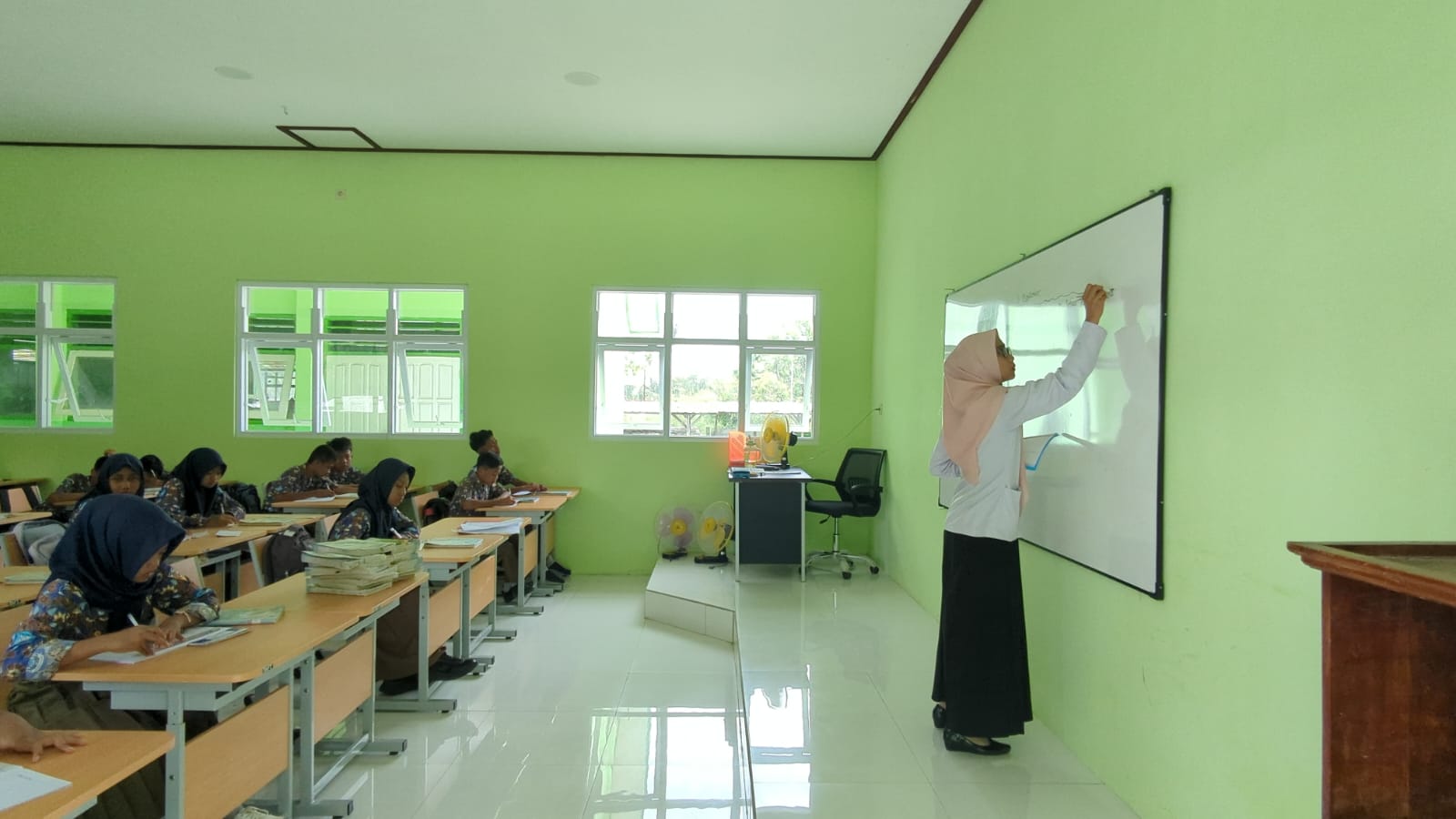 USAI DIREHAB: Salah satu ruang kelas di SMPN 2 Nglames sudah kembali dimanfaatkan siswa untuk kegiatan belajar mengajar setelah direvitalisasi pada 2025 lalu. DOK RADAR MADIUN