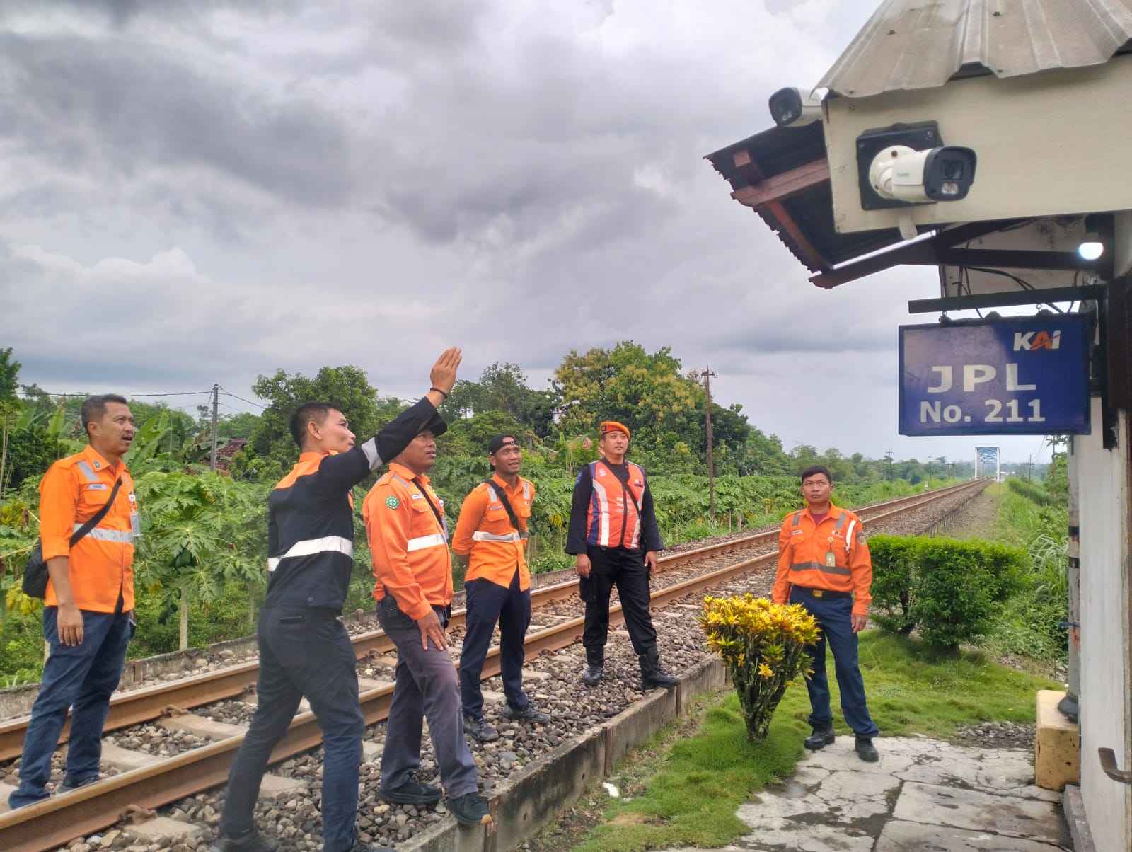 CEK LINTAS: Petugas KAI Daop 7 Madiun melakukan inspeksi jalur kereta api di petak Blitar&ndash;Rejotangan usai temuan pencurian baut penambat rel. FOTO: HUMAS KAI DAOP 7 MADIUN