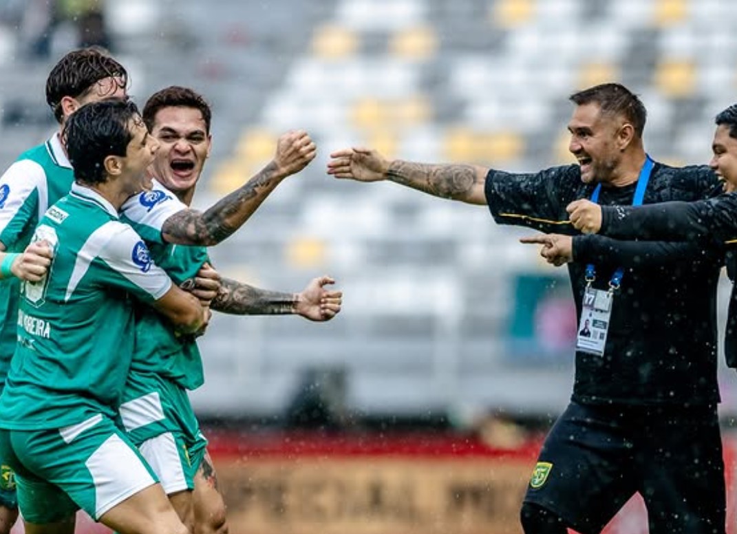 Gali Freitas dan para pemain Persebaya merayakan gol.