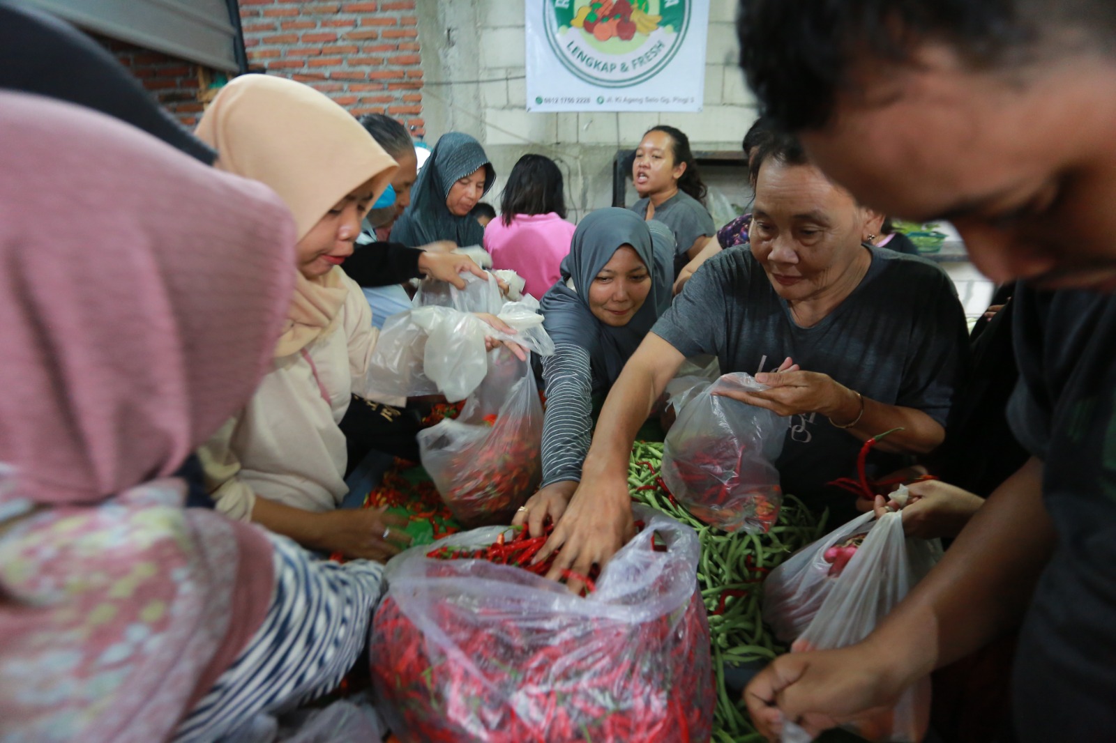 DISERBU WARGA: Rumah Grosir Vita di Gang Pingi III Kanigoro dipadati pembeli berburu paket sayur dan buah murah, Jumat (9/1). BAGAS BIMANTARA/RADAR MADIUN