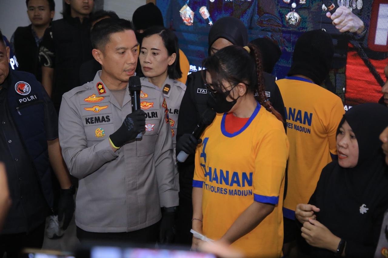 SIDANG NARKOTIKA: Terdakwa kasus peredaran gelap narkotika menjalani sidang pembacaan tuntutan di Pengadilan Negeri Kabupaten Madiun, Selasa (6/1).