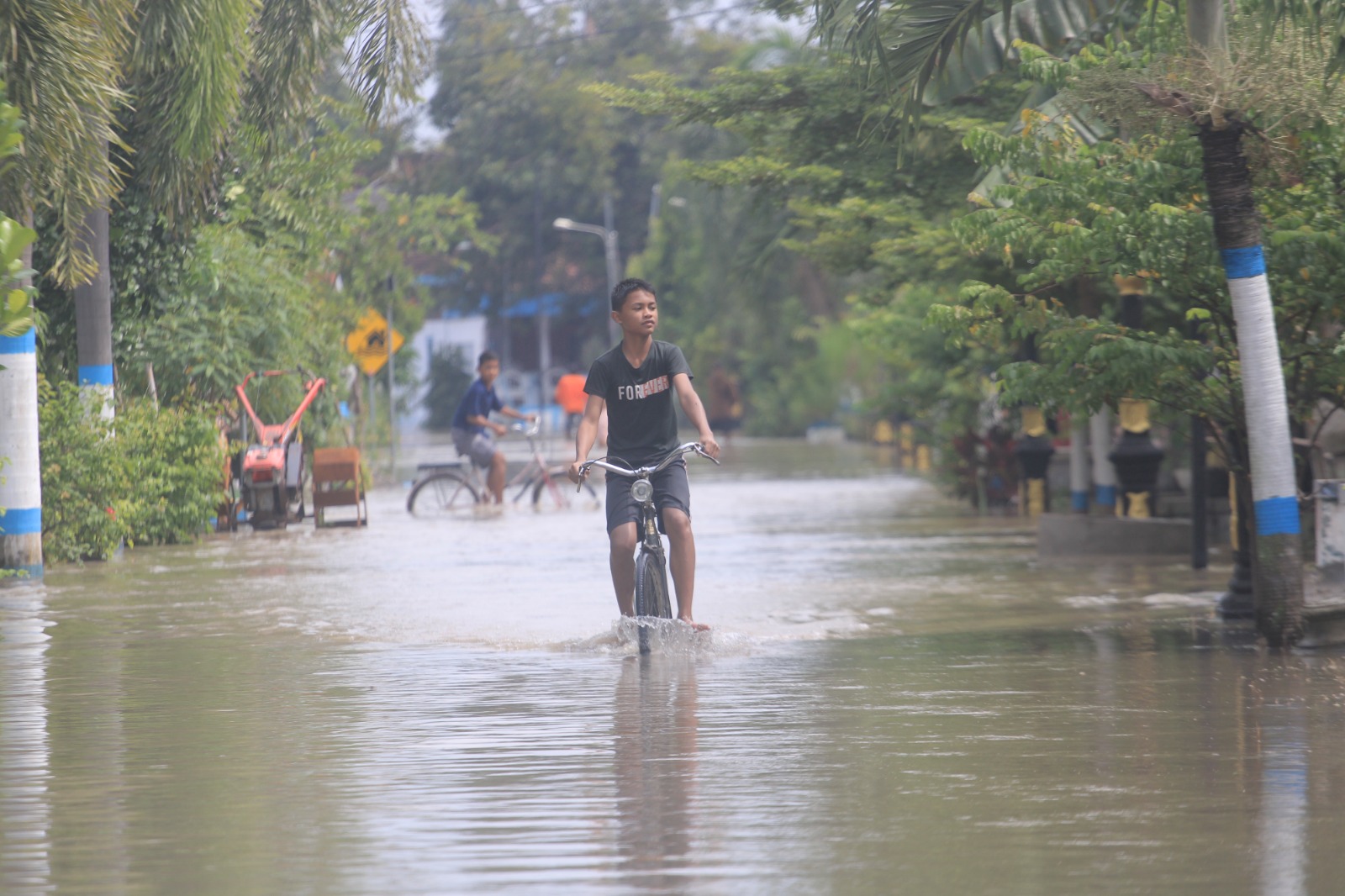 BENCANA HIDROMETEOROLOGI: Petugas BPBD melakukan penanganan bencana di wilayah Magetan yang masuk zona merah sepanjang 2025. DOK RADAR MAGETAN