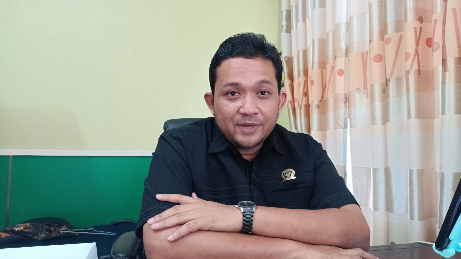 Ketua DPC PKB Pacitan Fibi Irawan memberikan keterangan soal kadernya yang diduga melakukan penipuan terhadap seorang guru. NUR CAHYONO/RADAR PACITAN