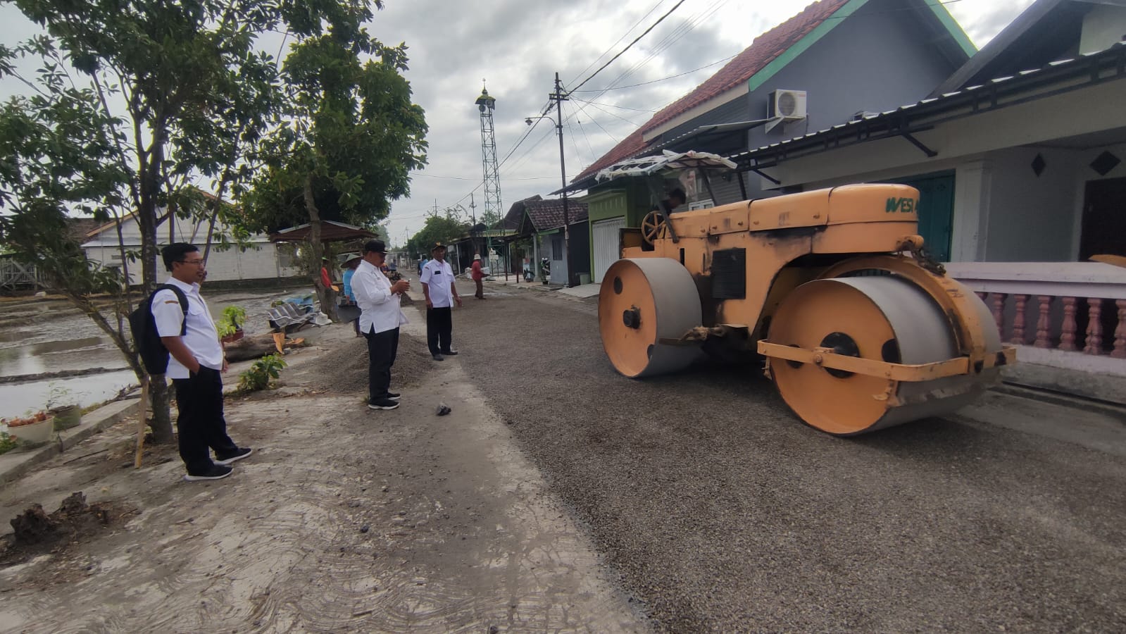 INFRASTRUKTUR DESA: Penurunan Dana Desa 2026 diperkirakan berdampak pada melambatnya pembangunan dan perbaikan jalan desa di Kabupaten Ngawi. DOK RADAR NGAWI
