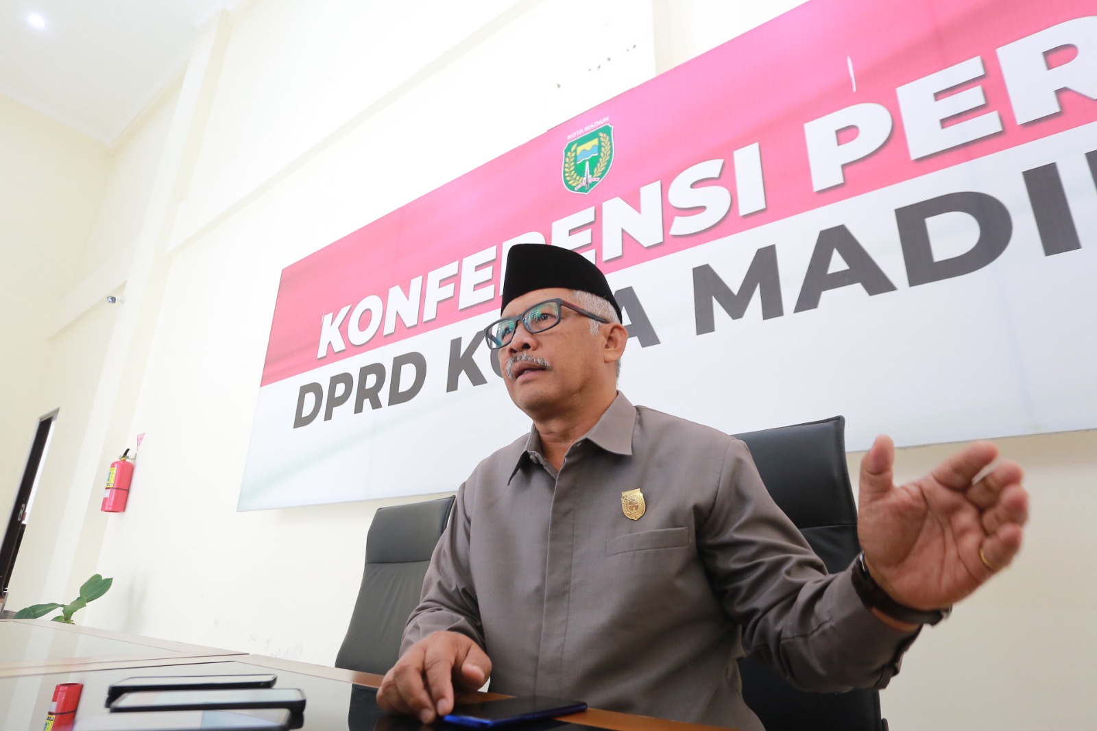 SEMRAWUT: Kondisi kabel udara dan tiang utilitas yang berdiri rapat di sejumlah ruas jalan Kota Madiun disorot DPRD karena dinilai mengganggu estetika dan kenyamanan kota. BAGAS BIMANTARA/RADAR MADIUN