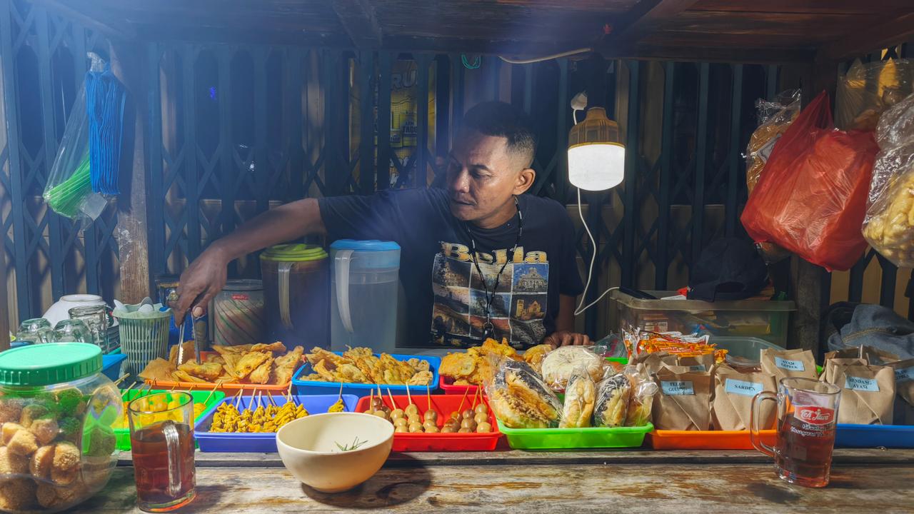 BANGKIT: Angkringan Moses di Karang Kebon Utara, Semarang, berkembang berkat dukungan KUR BRI yang membantu pelaku usaha kecil naik kelas.