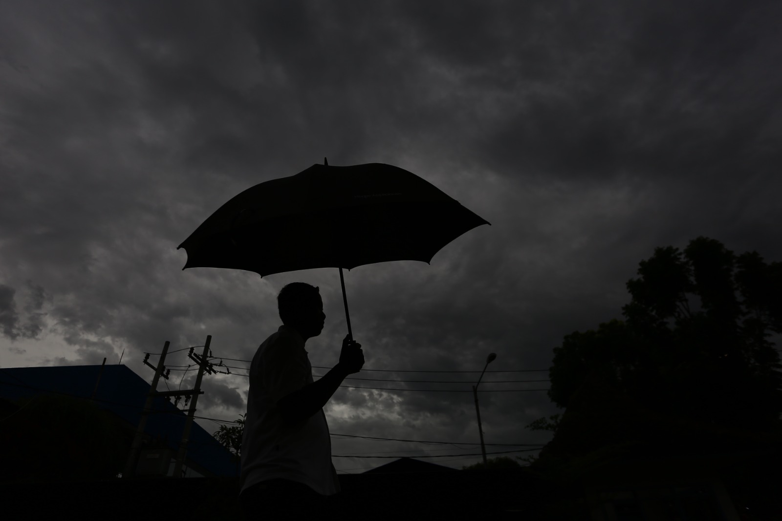 CUACA TAK MENENTU: Awan mendung menyelimuti Kota Madiun. BMKG memastikan musim hujan belum berakhir meski hujan sempat menurun. BAGAS BIMANTARA/RADAR MADIUN